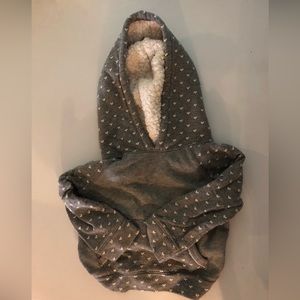 Cat & Jack 2T grey hoodie jacket with heart pattern.